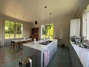 Fridge, oven, stovetop, dishwasher - French Manor House in Fontainebleau Forest (Seine-Port)