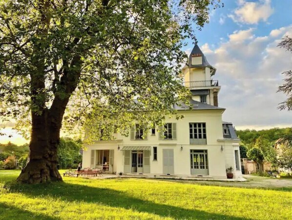 Exterior - French Manor House in Fontainebleau Forest (Seine-Port)