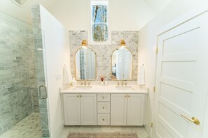 Dutxa, assecador de cabells, tovalloles i paper higiènic 