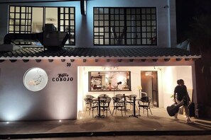 Outdoor dining - The Bird’s Nest Studio: Steps from the Beach (Bucerías)