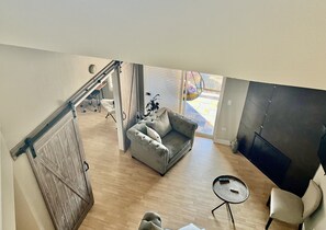 Living area - 1/2 a block  from cherry creek north shops (Denver)