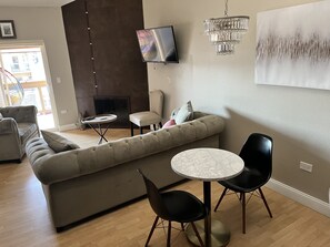 Living area - 1/2 a block  from cherry creek north shops (Denver)