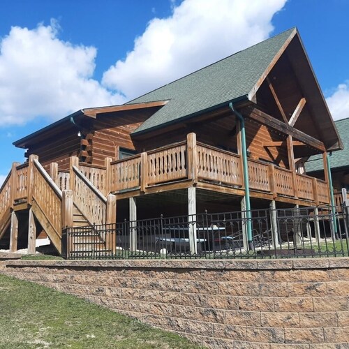 Cozy 3 Bed 2 Bath Cabin located next to Three Bears Resort in Warrens Wisconsin 