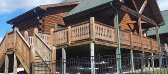 Cozy 3 Bed 2 Bath Cabin located next to Three Bears Resort in Warrens Wisconsin 