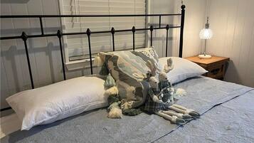 5 bedrooms, iron/ironing board, free WiFi, bed sheets