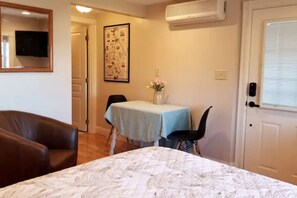 1 habitación, escritorio, tabla de planchar con plancha y wifi