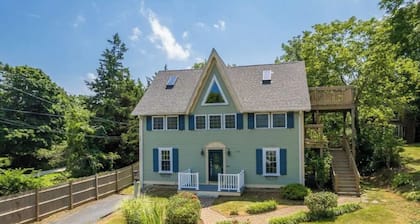 1620 Bayview- 1/2 mile to BID, 1 mi.  DTown, Ocean Views Private Yard