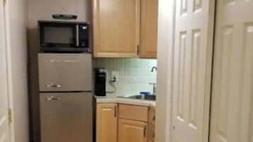 Een koelkast, een microgolfoven, een oven, een vaatwasser