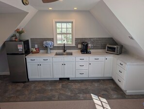 ثلاجة/مجمد بحجم كبير، ميكروويف، موقد طهي مسطح، ماكينة لصنع القهوة/الشاي