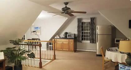 1620 Retreat - Walk to BID Hosp, Private suite