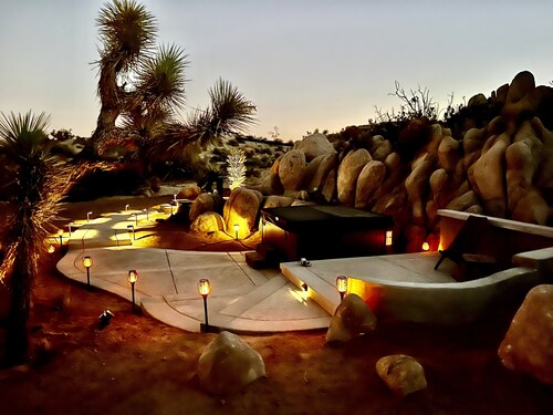 Private Joshua Tree Oasis with Jacuzzi, Yoga Sanctuary, Fire Pit, pet friendly