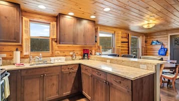 Kylskåp, mikrovågsugn, ugn och spishäll