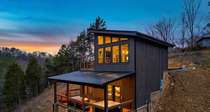 Perfect Modern Cabin for Couples Hot Tub Indoor Fireplace Pet friendly