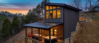 Perfect Modern Cabin for Couples Hot Tub Indoor Fireplace Pet friendly