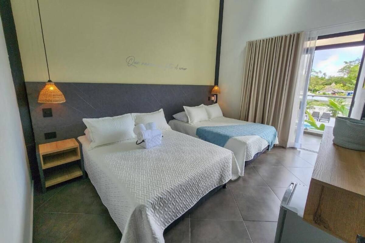 Deluxe vierpersoonskamer | Luxe beddengoed, donsdekens, een minibar, gratis wifi
