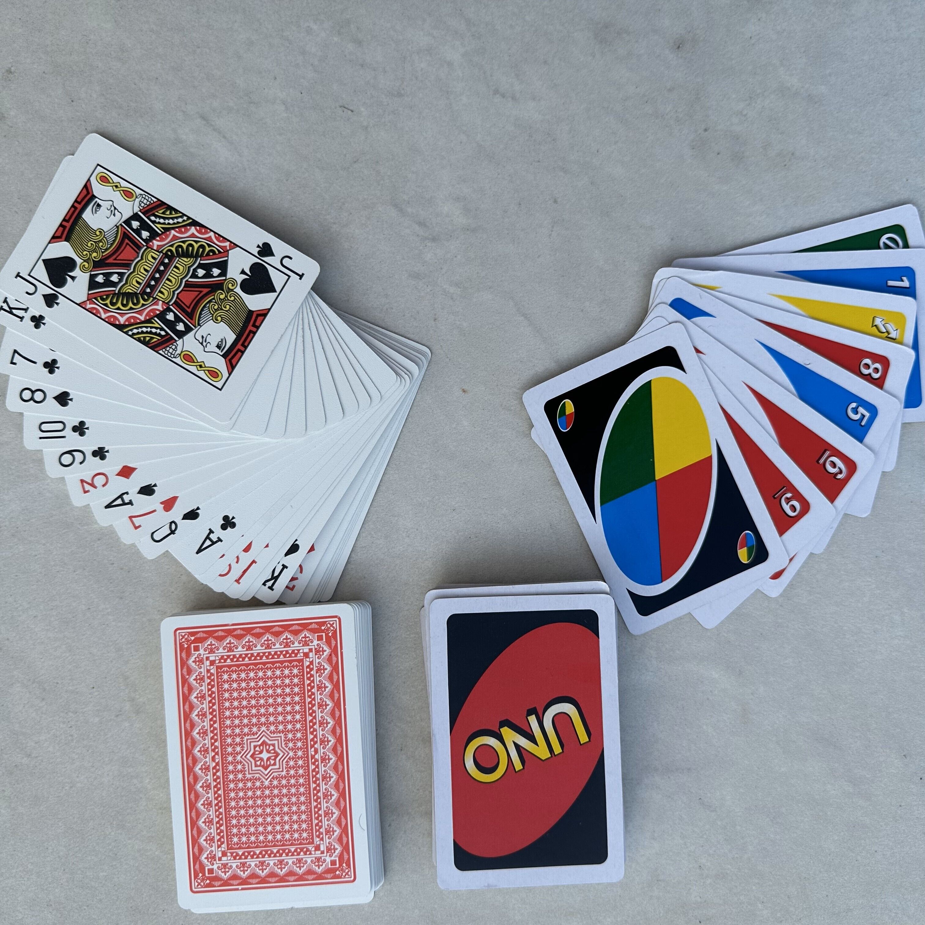 Ein Satz Spielkarten liegt auf einer ebenen Fläche ausgebreitet.