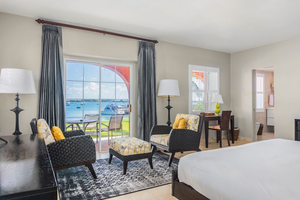 2 makuuhuonetta, tallelokero huoneessa, silitysrauta/-lauta