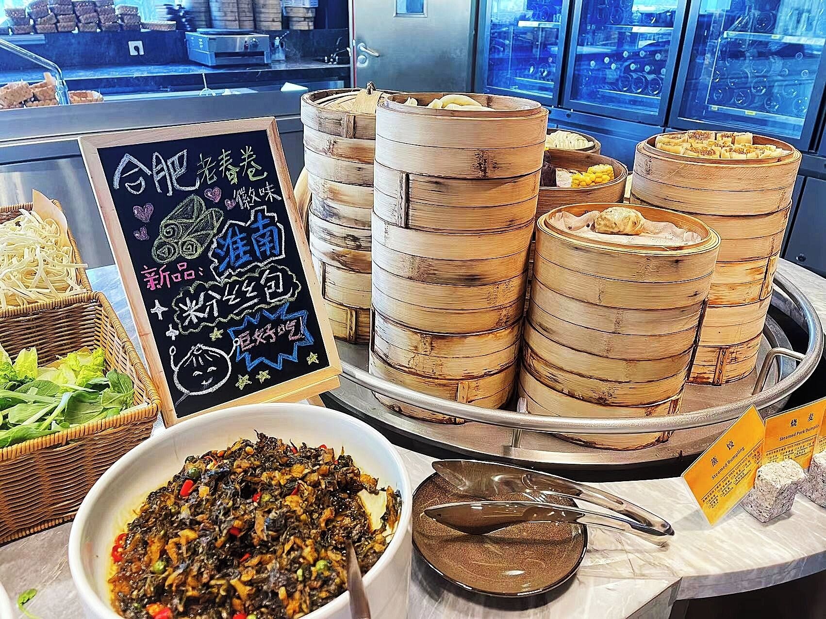 Daily buffet breakfast (CNY 138 per person)