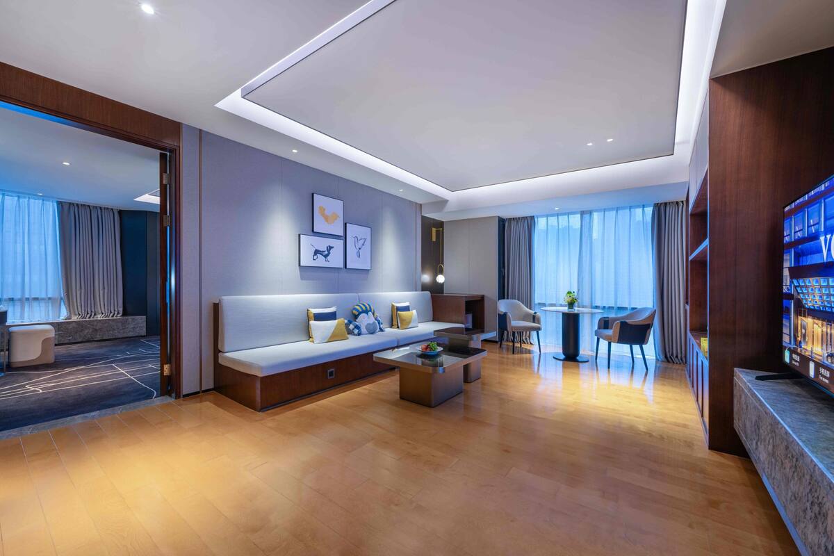 Phòng Suite, 1 phòng ngủ | Chăn bông, minibar với thức uống miễn phí, bàn 