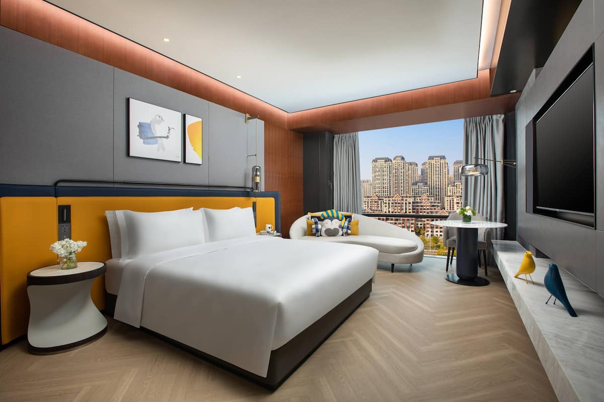 Chăn bông, minibar với thức uống miễn phí, bàn 