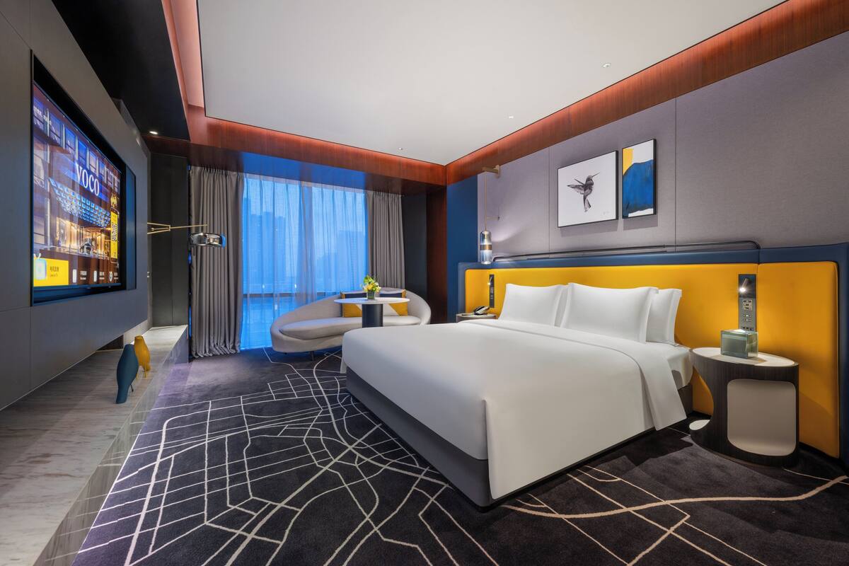 Phòng Tiêu chuẩn, 1 giường cỡ king | Chăn bông, minibar với thức uống miễn phí, bàn 