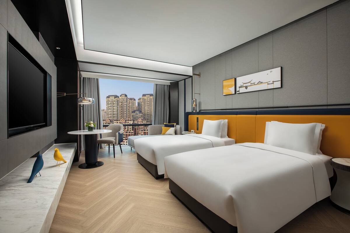 Phòng Tiêu chuẩn, 2 giường đơn, quang cảnh thành phố | Chăn bông, minibar với thức uống miễn phí, bàn 