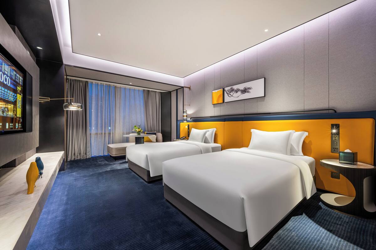 Phòng Tiêu chuẩn, 2 giường đơn | Chăn bông, minibar với thức uống miễn phí, bàn 