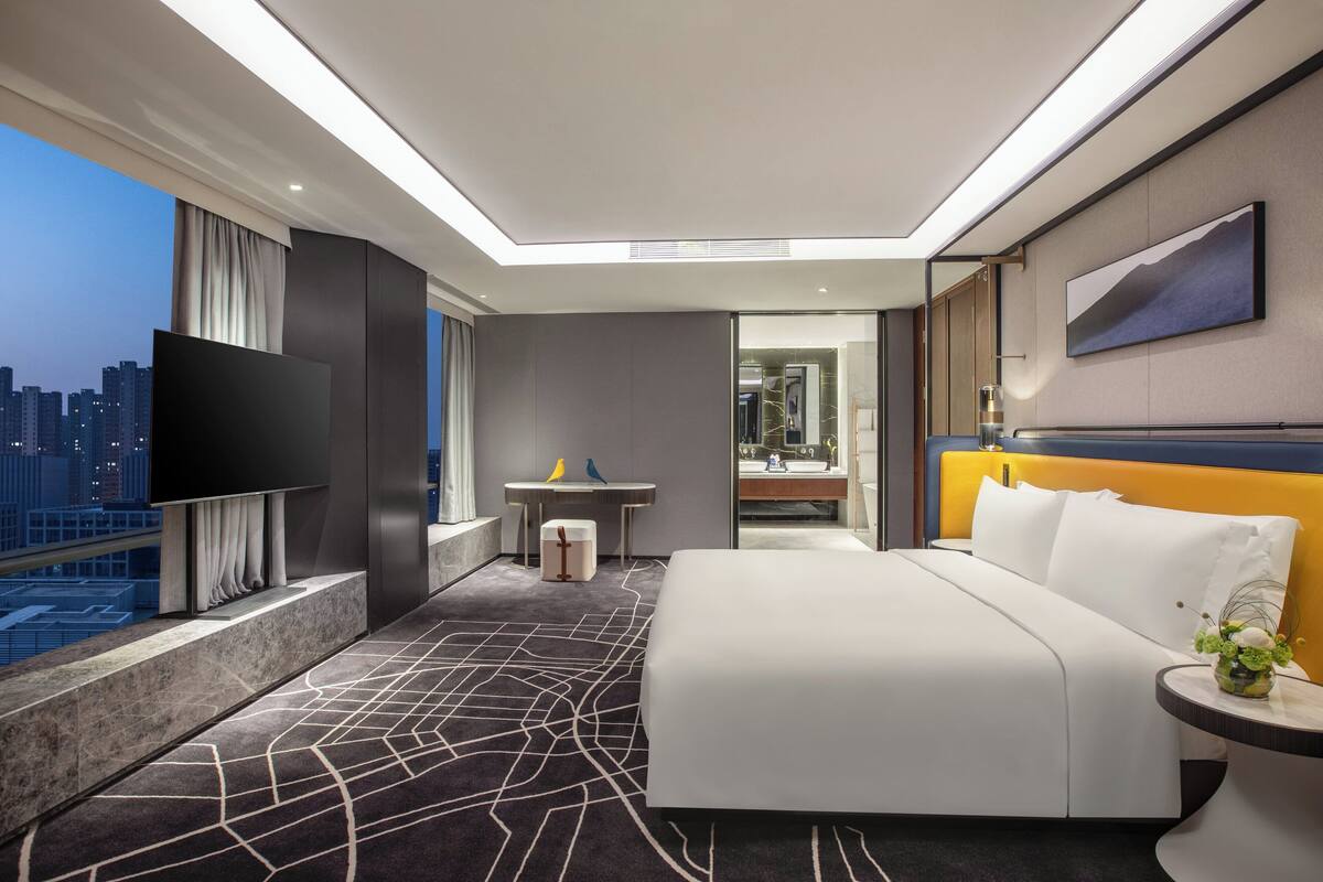 Chăn bông, minibar với thức uống miễn phí, bàn 