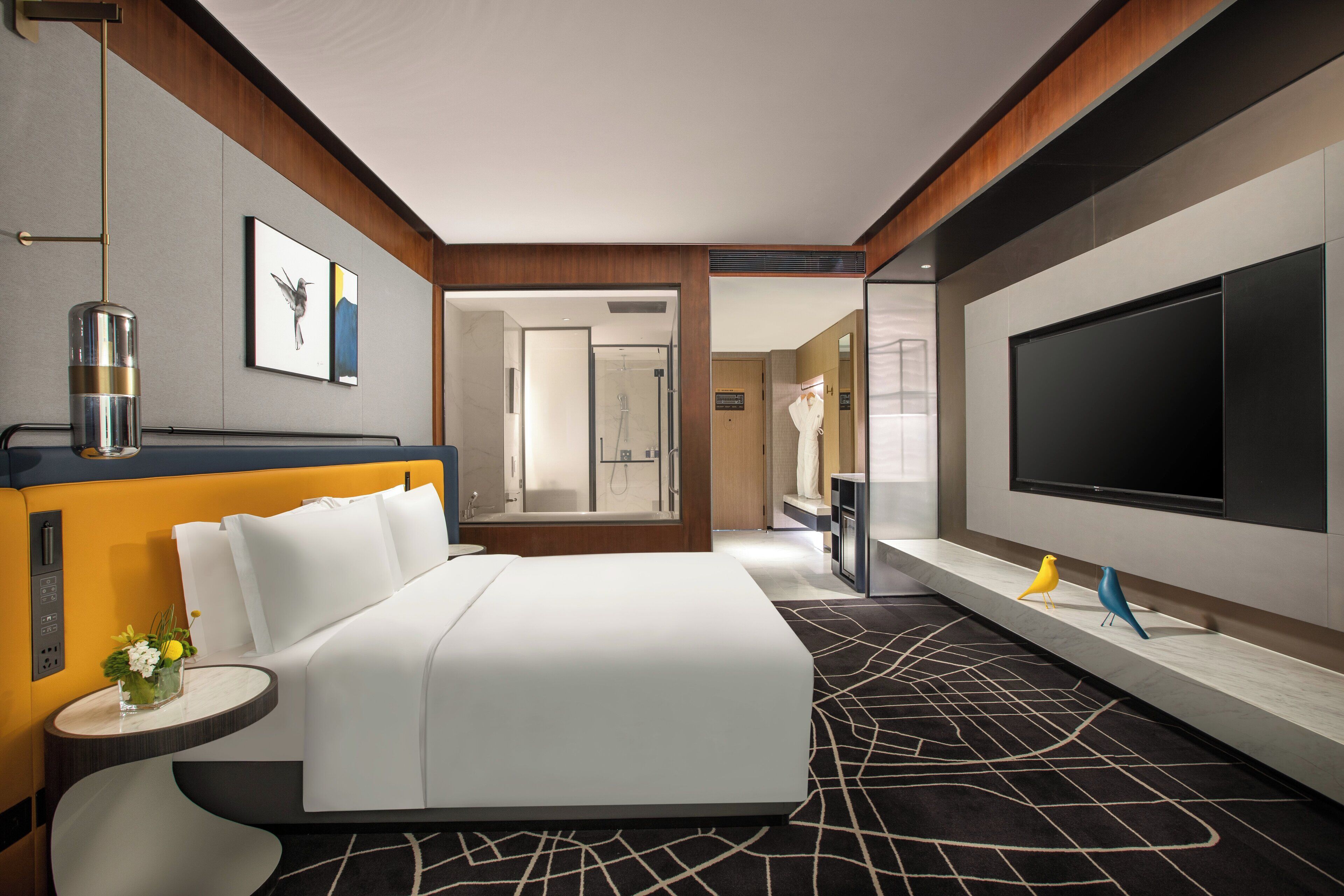 Cubrecamas, minibar con artículos gratuitos y decoración personalizada 