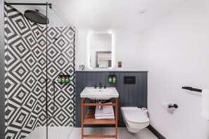 Hair dryer, towels, soap, shampoo - Staybridge Suites Brighton by IHG (Brighton)