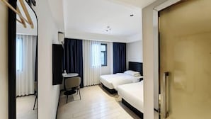 A hotel room with two beds, a desk, and a chair. - No.8 Season Hotel (Shenzhen Dongmen Hubei Subway Station Branch) (Shenzhen)