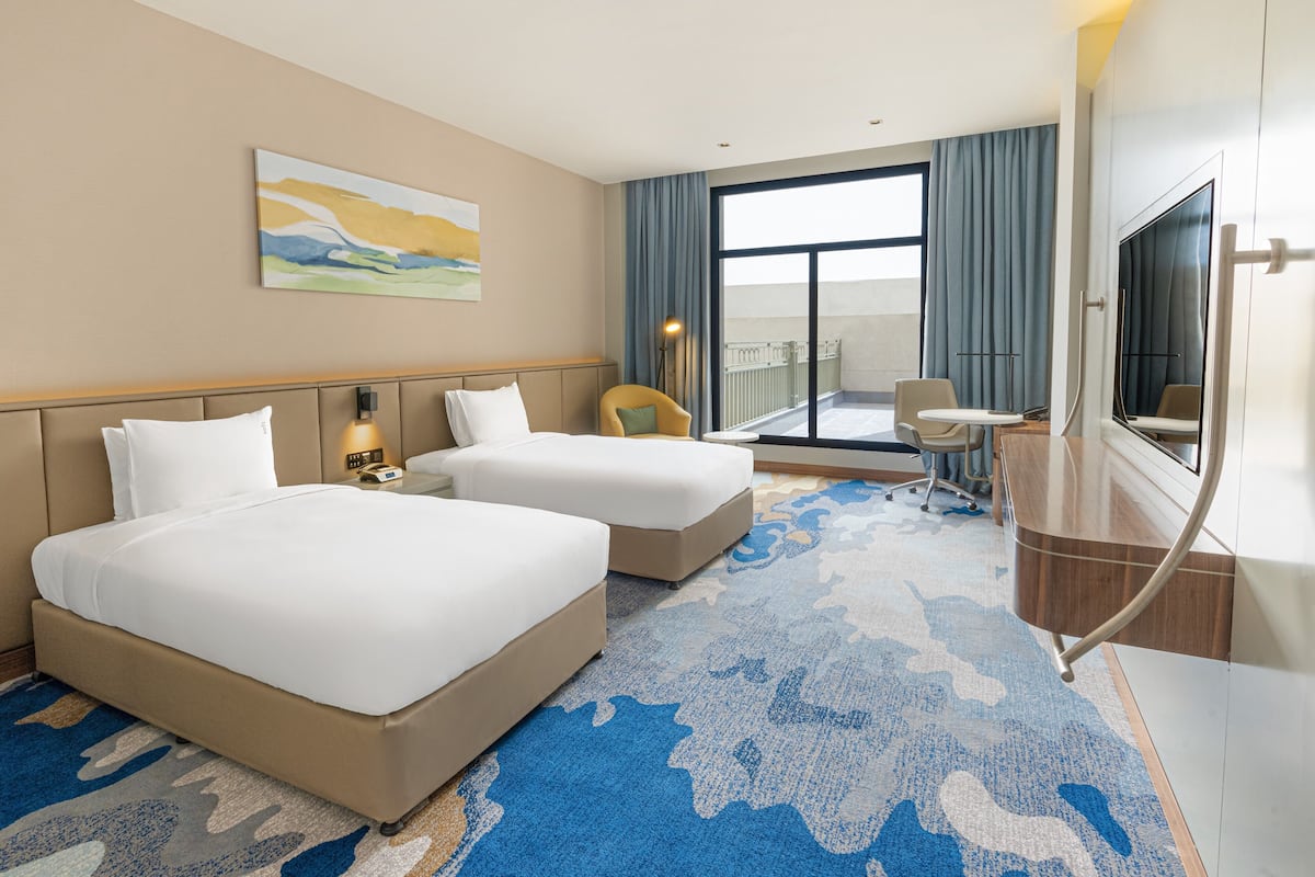 Chambre Standard, 2 lits jumeaux, douche accessible en fauteuil roulant | Coffre-fort, bureau, espace de travail pour ordinateurs portables