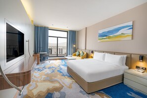 In-room safe, desk, laptop workspace, blackout curtains - Holiday Inn Riyadh the Business District by IHG (Riyadh)