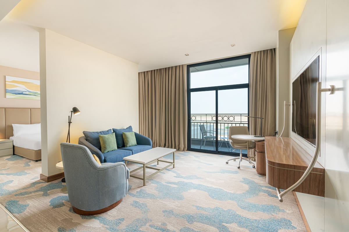 Suite, 1 cama King size, balcón | 1 habitación, caja de seguridad en la habitación y escritorio