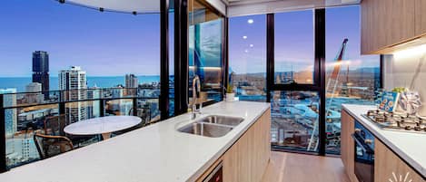 Apartamento, 3 habitaciones | Cocina privada | Frigorífico grande, microondas, horno y placa de cocina
