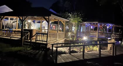 Country resort 5 bedroom Main House and 1 bedroom guest house combined.