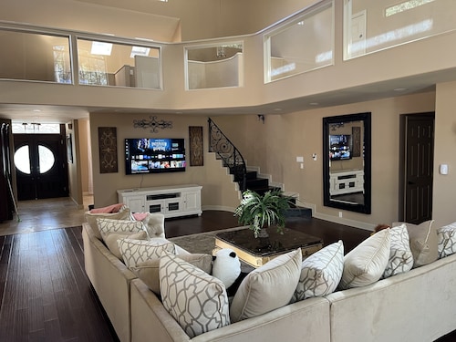 Country resort 5 bedroom Main House and 1 bedroom guest house combined.