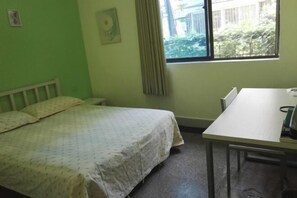 A room with a bed, a table, and a window. - Huxiangyi Internationa Youth Hostel Changsha Yuelushan (Changsha)