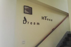 Een trap met een bord waarop staat 'Dream House'.