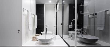 Douche, séchoir à cheveux, serviettes fournies, savon