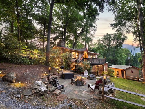 High-Speed WiFi, Pool Table, private HOT TUB, Fire Pit, Game Room, 2 Kitchens!