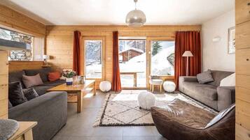 Een televisie en een open haard