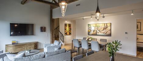 Superior-Apartment | Wohnzimmer | 55-Zoll-LCD-Fernseher mit Digitalempfang, Fernseher, Kamin