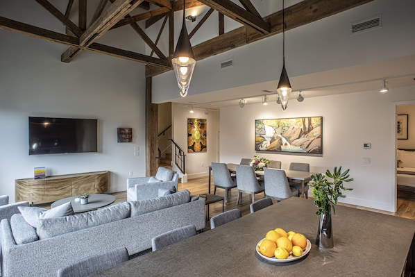 Leilighet – superior | Oppholdsrom | En 55-tommers LCD-TV med digitale kanaler samt TV og peis