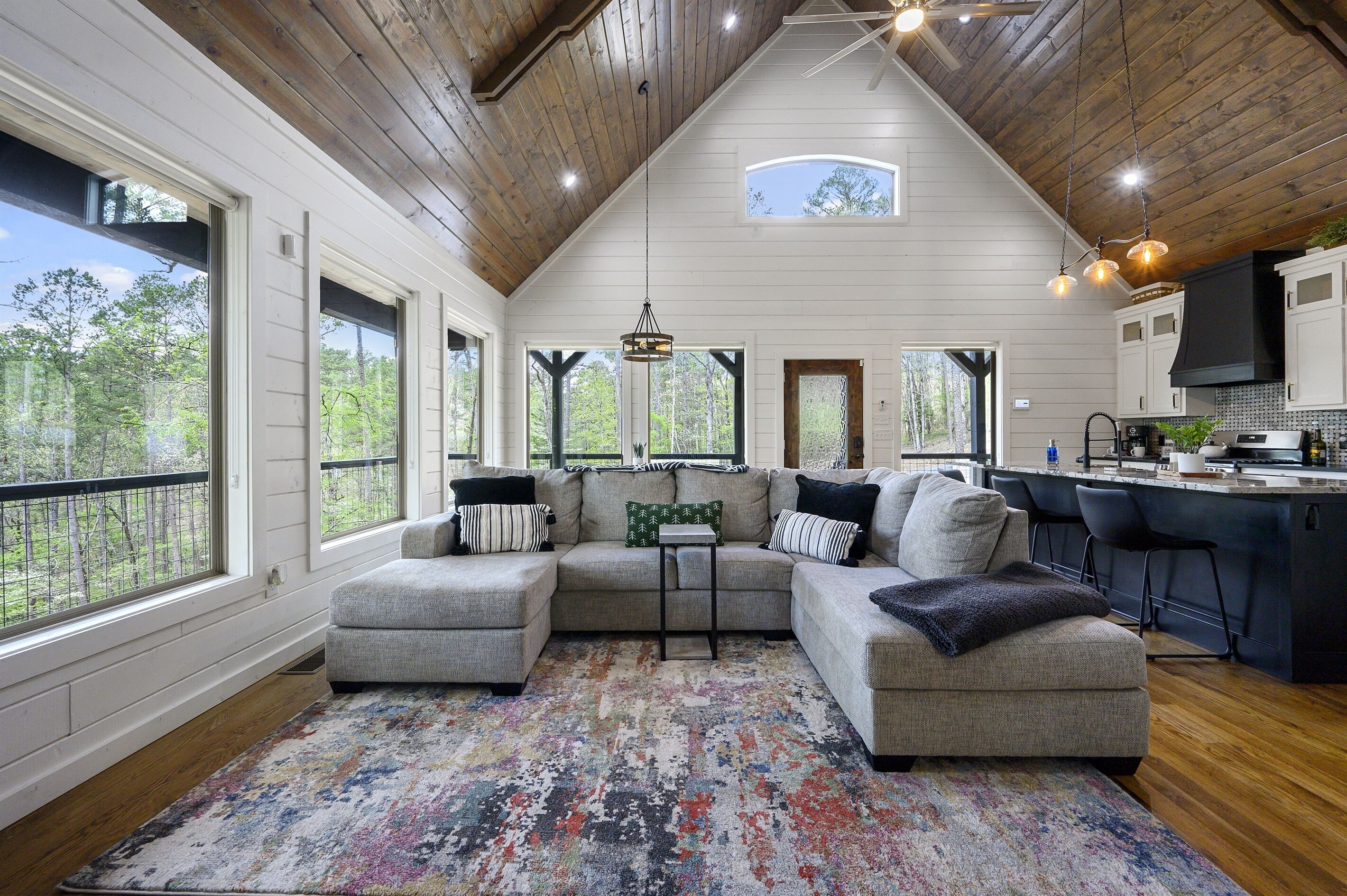 Smart TV, chimenea, reproductor de DVD y futbolito 