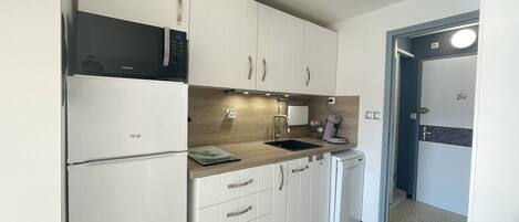 Fridge, microwave, dishwasher, cookware/dishes/utensils