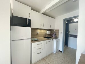 Fridge, microwave, dishwasher, cookware/dishes/utensils