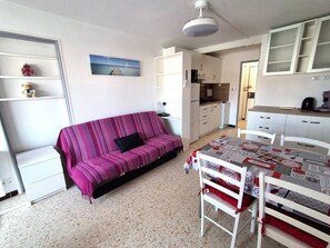 Living area - BEL APPARTEMENT 2 PIÈCES AVEC PETITE VUE MER (LE CAP D AGDE)