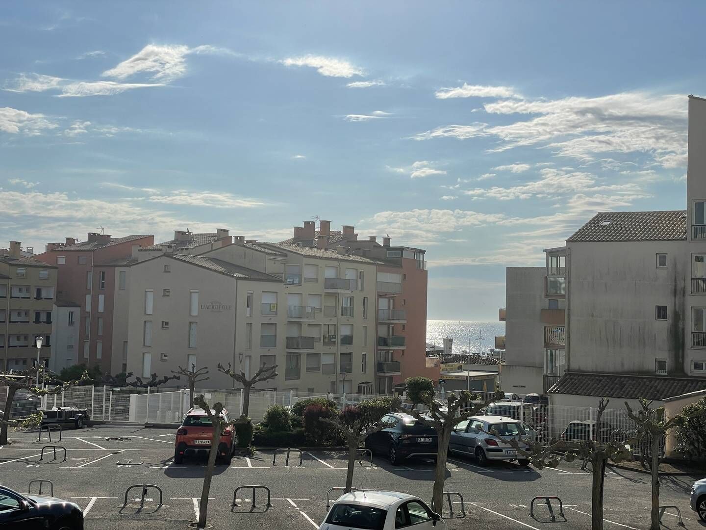 Aparcamiento en las instalaciones