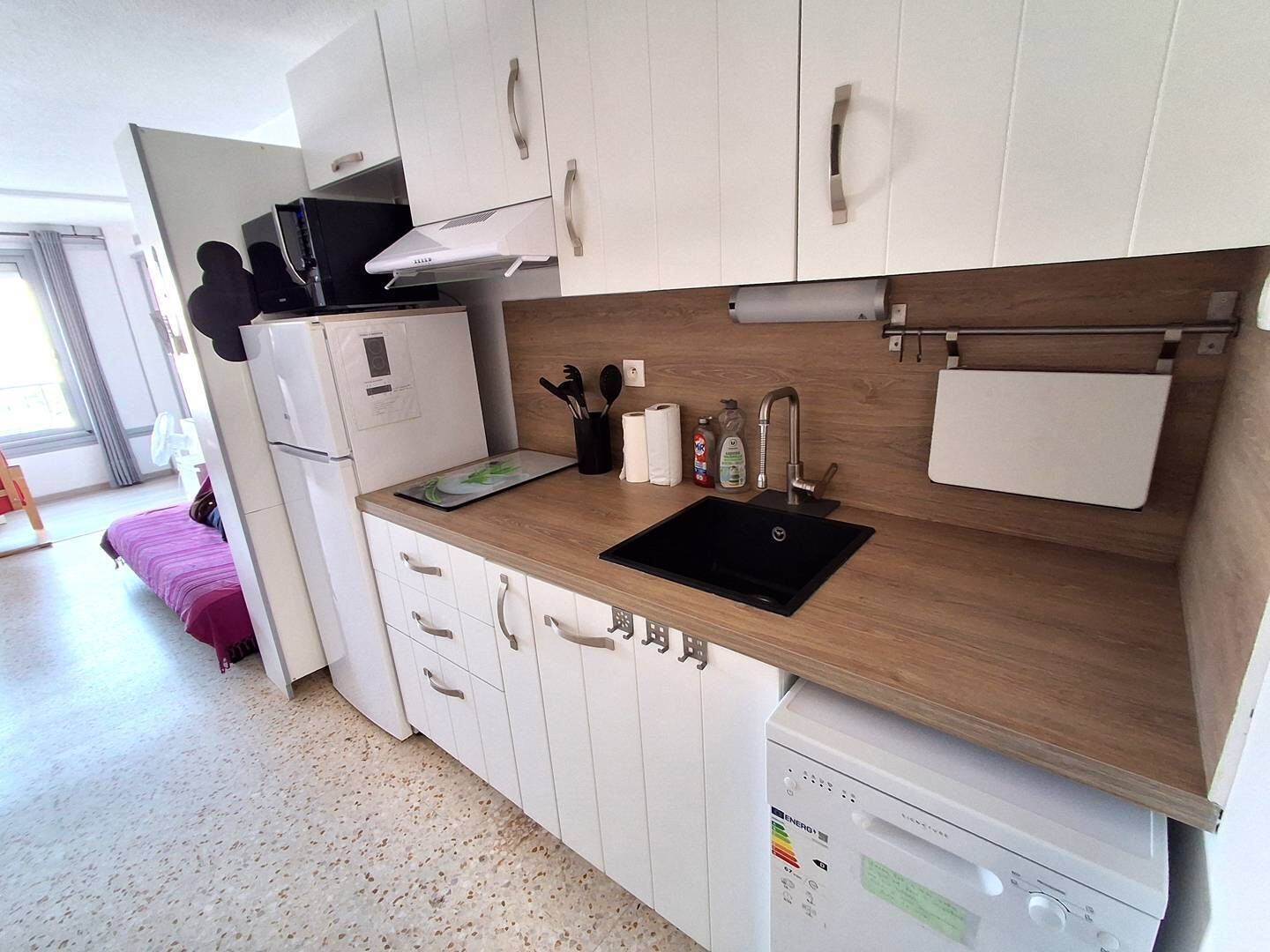 Fridge, microwave, dishwasher, cookware/dishes/utensils